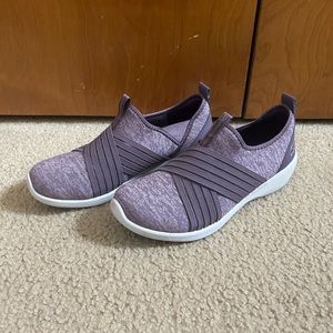Comfy sketchers elastic cross-over shoes, size 8, not slip ons, nor slip-ins.